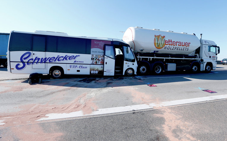 Автобус и грузовик столкнулись на трассе А3 недалеко от города Висбаден, Германия.