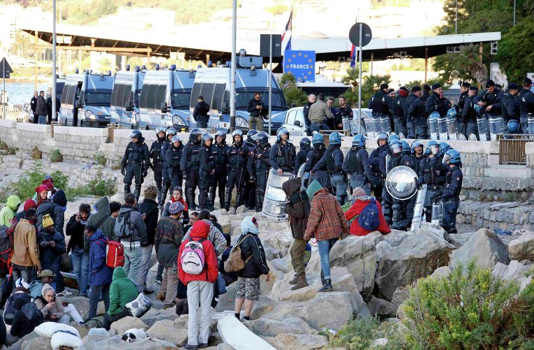 Столкновения полиции и мигрантов в Италии.