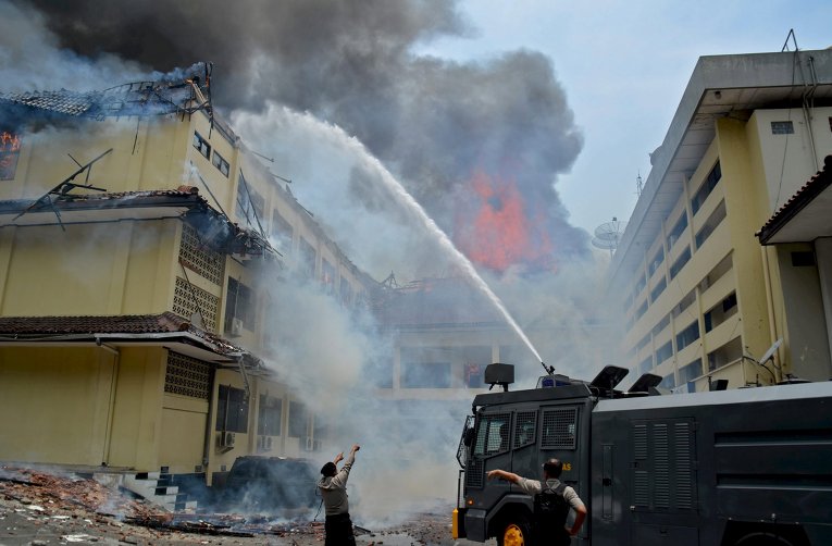 Тушение пожара в центральном офисе полиции индонезийского портового города Семаранг.