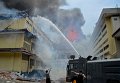 Тушение пожара в центральном офисе полиции индонезийского портового города Семаранг.