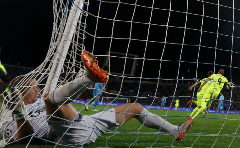 Вратарь петербургского Зенита Михаил Кержаков пропускает гол в игре с бельгийским Гентом