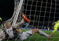 Вратарь петербургского Зенита Михаил Кержаков пропускает гол в игре с бельгийским Гентом