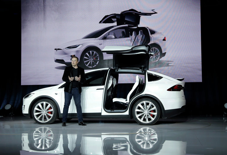 Tesla Motors представила новый полностью электрический автомобиль — кроссовер Model X. Презентацию провёл глава компании, миллиардер Элон Маск.