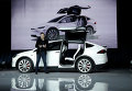 Tesla Motors представила новый полностью электрический автомобиль — кроссовер Model X. Презентацию провёл глава компании, миллиардер Элон Маск.