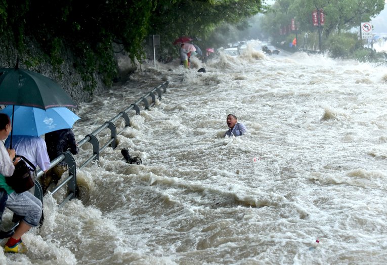 Мощный тайфун Дуцзюань обрушился на северо-восток Тайваня и вынудил местные власти эвакуировать тысячи людей. Непогода привела к нарушению транспортного сообщения на острове.