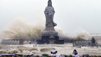 Мощный тайфун Дуцзюань обрушился на северо-восток Тайваня и вынудил местные власти эвакуировать тысячи людей. Непогода привела к нарушению транспортного сообщения на острове.