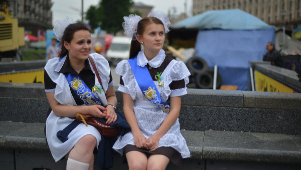 Выпускники школ на Майдане Незалежности