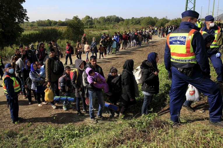 Мигранты с Ближнего Востока садятся в поезд на границе Венгрии и Хорватии.