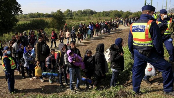 Мигранты с Ближнего Востока садятся в поезд на границе Венгрии и Хорватии.