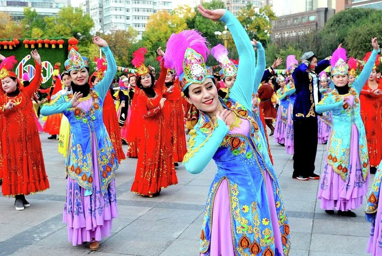 Празднование 60-летия со дня основания Синьцзян-Уйгурского автономного района в Китае.