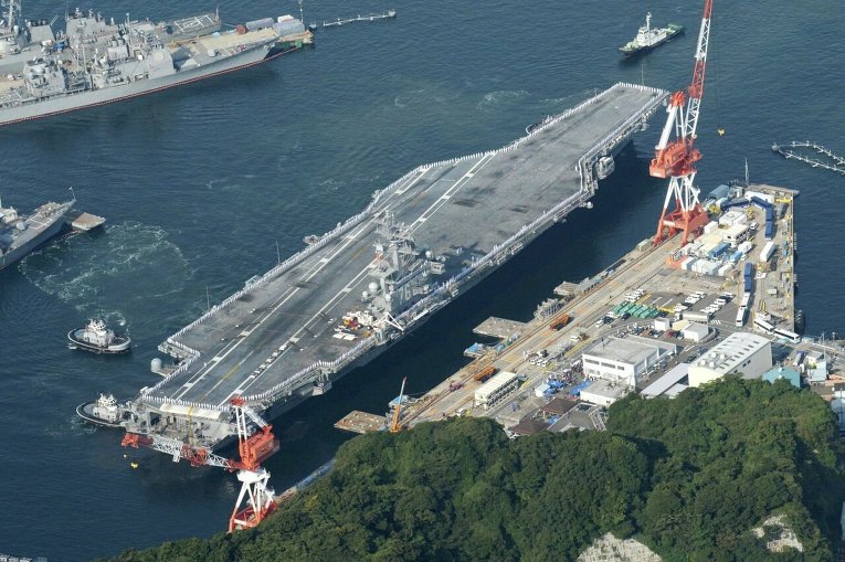 Авианосей США Рональд Рейган класса Нимиц швартуется на военно-морской базе США в Йокосуке на юге от Токио в Японии.