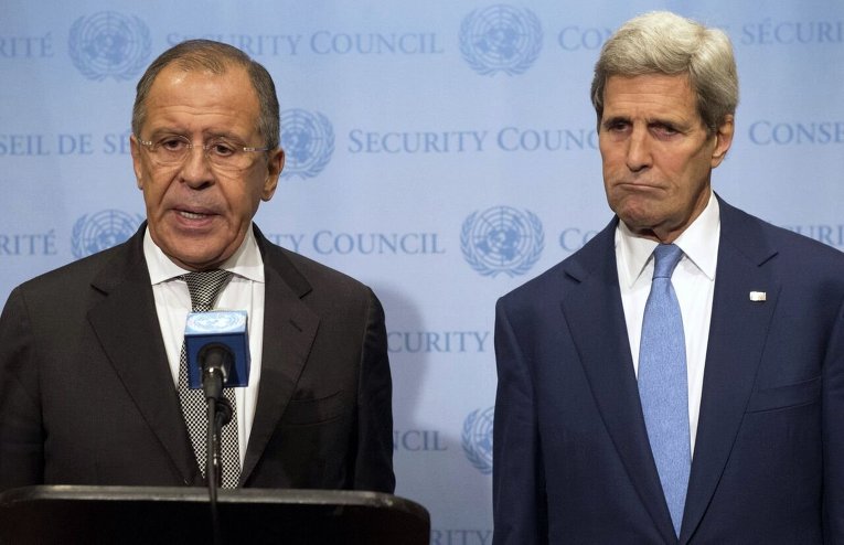 Глава МИД РФ Сергей Лавров и госсекретарь Джон Керри во время пресс-конференции в штаб-квартире ООН в Нью-Йорке.
