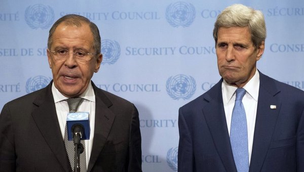 Глава МИД РФ Сергей Лавров и госсекретарь Джон Керри во время пресс-конференции в штаб-квартире ООН в Нью-Йорке.