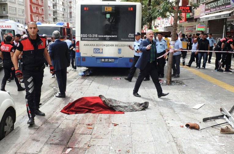 В Турции автобус въехал в остановку, погибли не менее 10 человек.