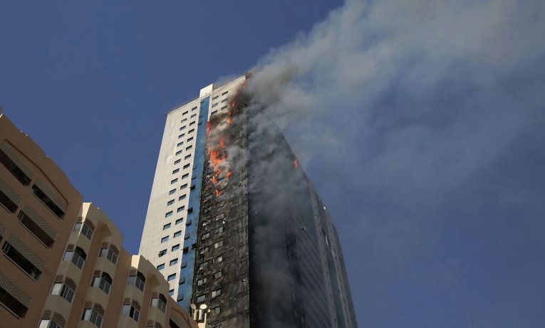 Пожар в небоскребе в городе Шарджа в ОАЭ.