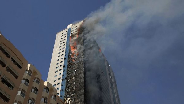 Пожар в небоскребе в городе Шарджа в ОАЭ.