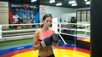 Людмила Милевич боксирует в тренажерном зале