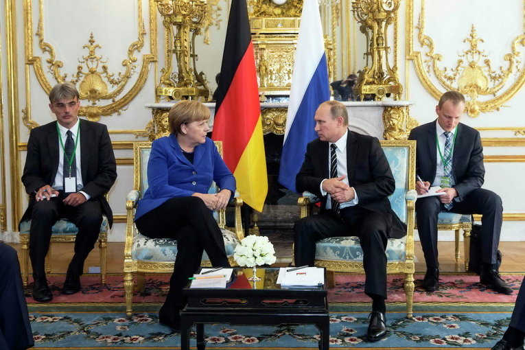 Канцлер Германии Ангела Меркель и президент РФ Владимир Путин на встрече нормандской четверки в Париже
