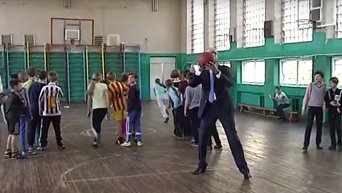 Яценюк играет со школьниками в баскетбол. Видео