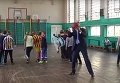 Яценюк играет со школьниками в баскетбол. Видео