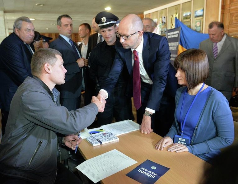 Яценюк на открытии набора в патрульную полицию в Черновцах