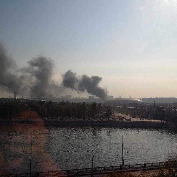 Пожар возле Лужников в Москве