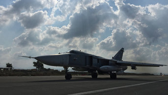 Российский омбардировщик Су-24 взлетает с аэродрома Хмеймим в Сирии. Архивное фото