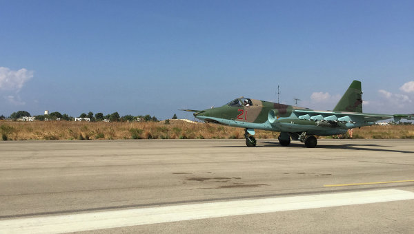 Штурмовик Су-25 взлетает с аэродрома Хмеймим в Сирии