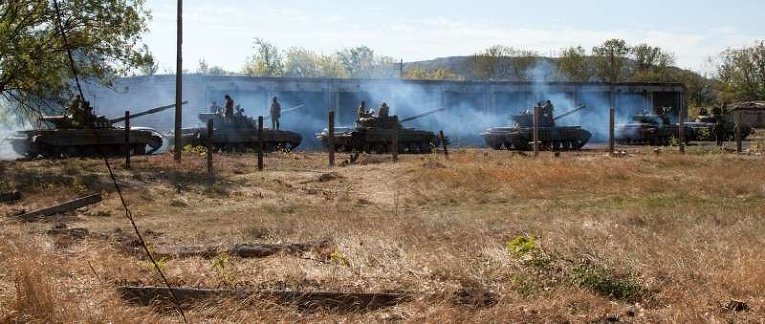 Отвод танков ЛНР из Луганска