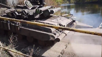 Отвод танков ВСУ от линии разграничения по понтонной переправе. Видео