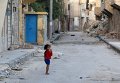 Маленькая девочка гуляет в окрестностях сирийского города Алеппо