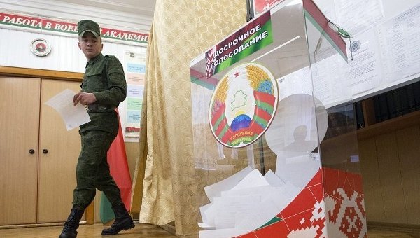 Белоррусский солдат выходит из кабинки для голосования во время досрочного голосования на президентских выборах. День общего голосования назначен на 11 октября.