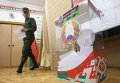 Белоррусский солдат выходит из кабинки для голосования во время досрочного голосования на президентских выборах. День общего голосования назначен на 11 октября.