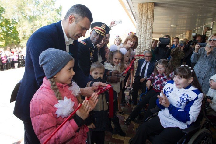 Виталий Кличко открыл обновленную школу №168, где созданы условия для обучения детей с особыми потребностями