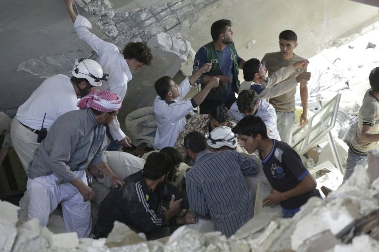 Последствия обстрелов в Сирии и поиски выживших под завалами