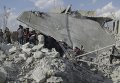 Последствия обстрелов в Сирии и поиски выживших под завалами