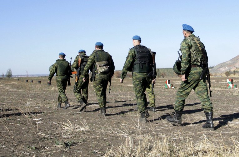 Учения ополченцев ДНР на окраине Донецка
