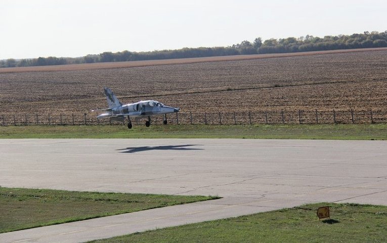 Самолеты Миг-29 и Л-39 посадили вдоль трассы Киев-Одесса