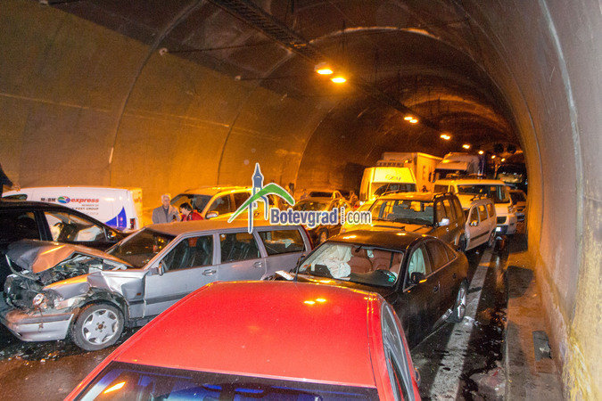 Массовое столкновение машина в тоннеле в Болгарии