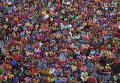 7000 индийских студентов для Книги рекордов Гиннеса переоделись в разноцветные блузки.