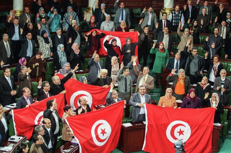 Национальное учредительное собрание празднует в 2014 году принятие новой Конституции в Тунисе. Архивное фото