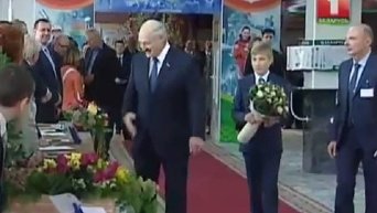 Александр Лукашенко голосует на выборах президента Белоруссии 11 октября 2015 г.