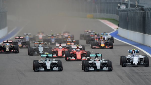 Гонщики во время старта этапа в классе Формула-1. Архивное фото