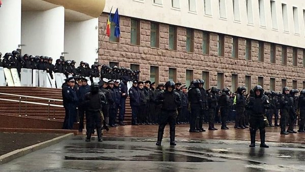 Силовики под парламентом Молдавии