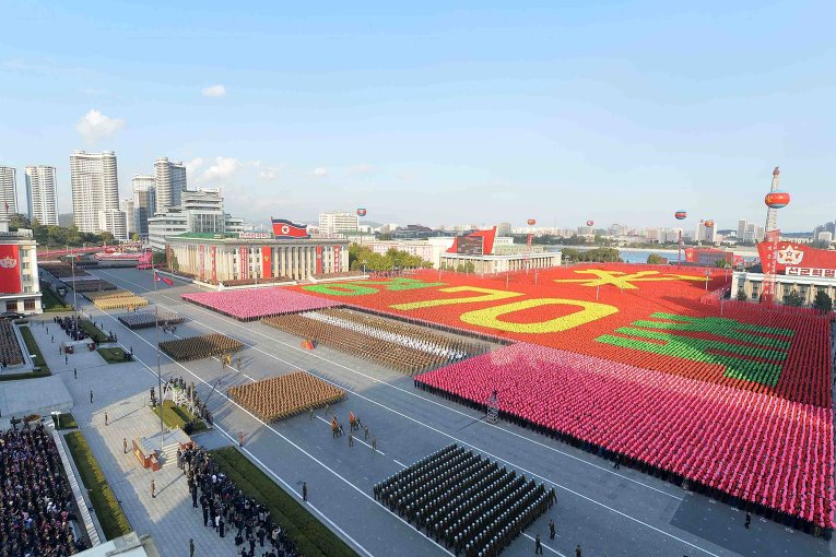 Грандиозный военный парад в честь 70-летия со дня создания Трудовой партии КНДР Пхеньяне