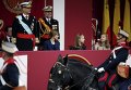 Король Фелипэ, королева Летиция, принцессы Леонор и София на военном параде по случаю национального дня Испании.