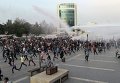 В Турции полиция применила водометы и слезоточивый газ для разгона демонстрации в связи с двойным терактом накануне.