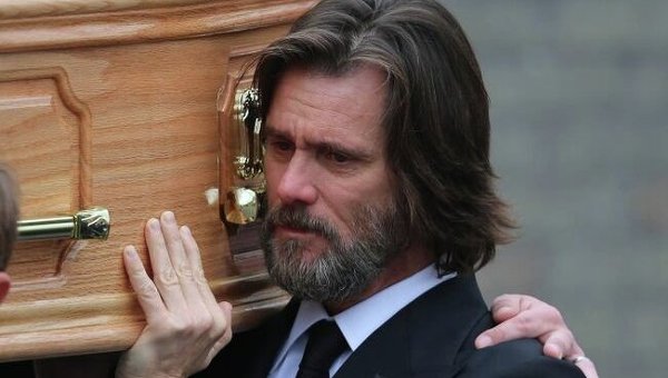 Актер Джим Керри несет гроб с телом его подруги