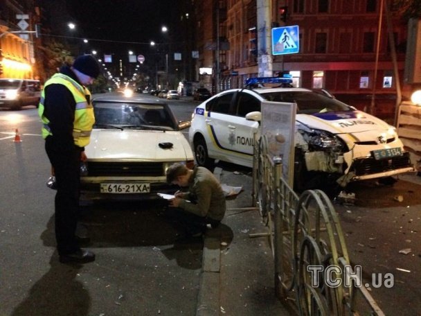 В центре Киева автомобиль патрульной полиции попал в ДТП