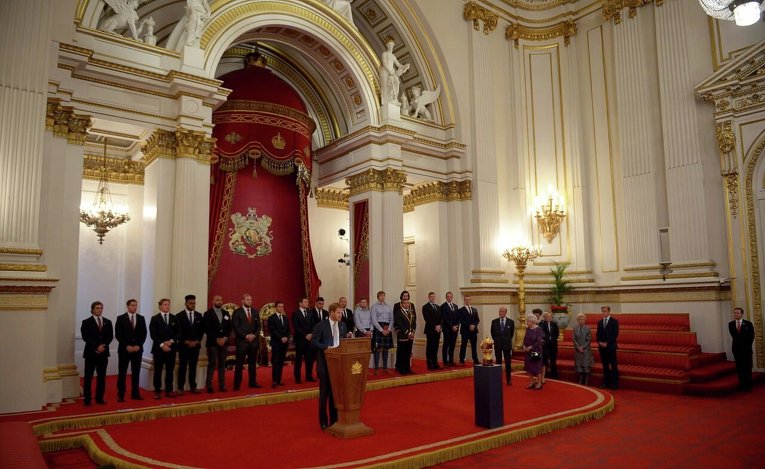 Британский принц Гарри на приеме в Букингемском дворце приветствует участников Кубка мира по регби